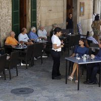 El Primer Ministro Británico y su esposa son atendidos en una terraza de Mallorca