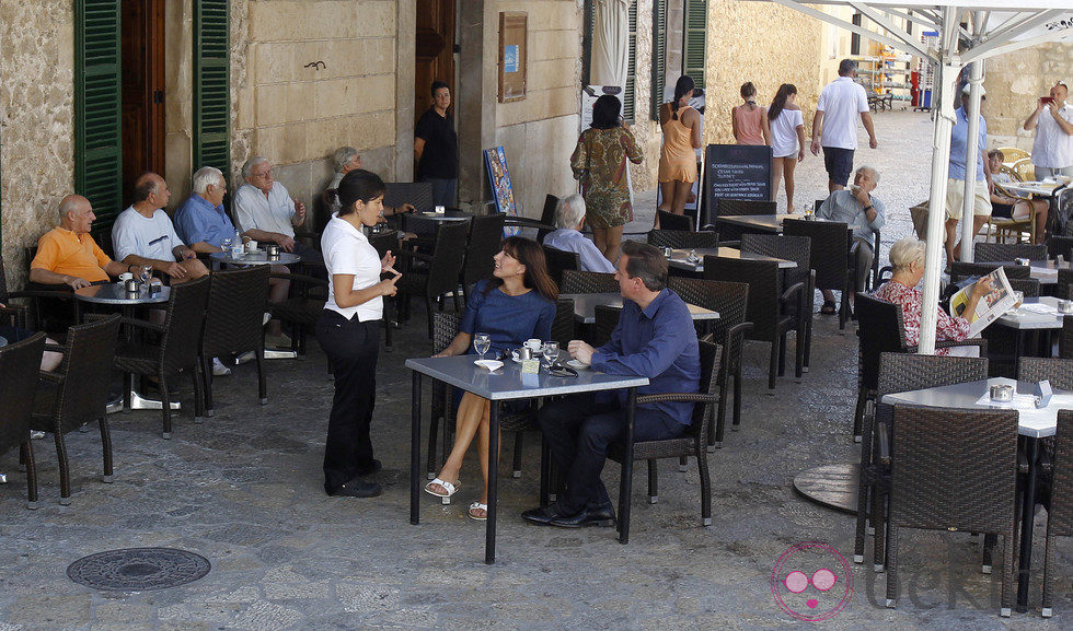 El Primer Ministro Británico y su esposa son atendidos en una terraza de Mallorca