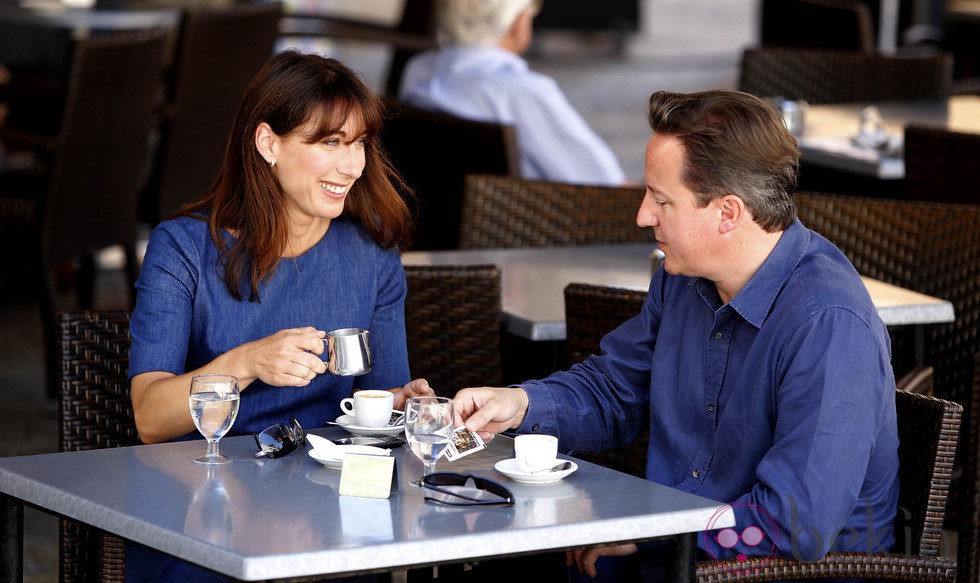 David y Samantha Cameron en una terraza de Mallorca