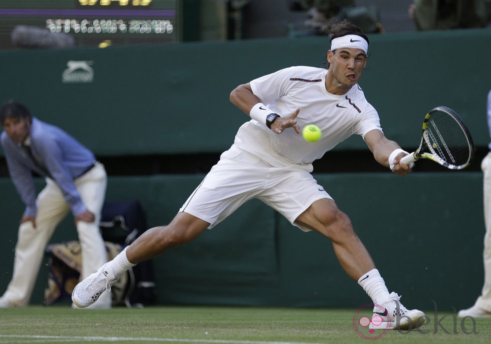 Rafa Nadal disputando un partido de tenis