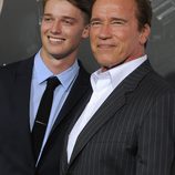 Arnold y Patrick Schwarzenegger en el estreno de 'Los Mercenarios 2' en Los Ángeles