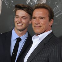 Arnold y Patrick Schwarzenegger en el estreno de 'Los Mercenarios 2' en Los Ángeles