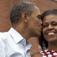 Barack Obama besa cariñosamente a su mujer Michelle durante su campaña electoral