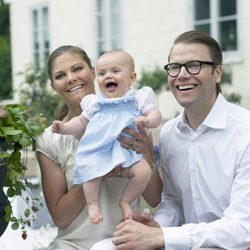 Los Príncipes Daniel y Victoria de Suecia celebran el primer santo de su hija Estela