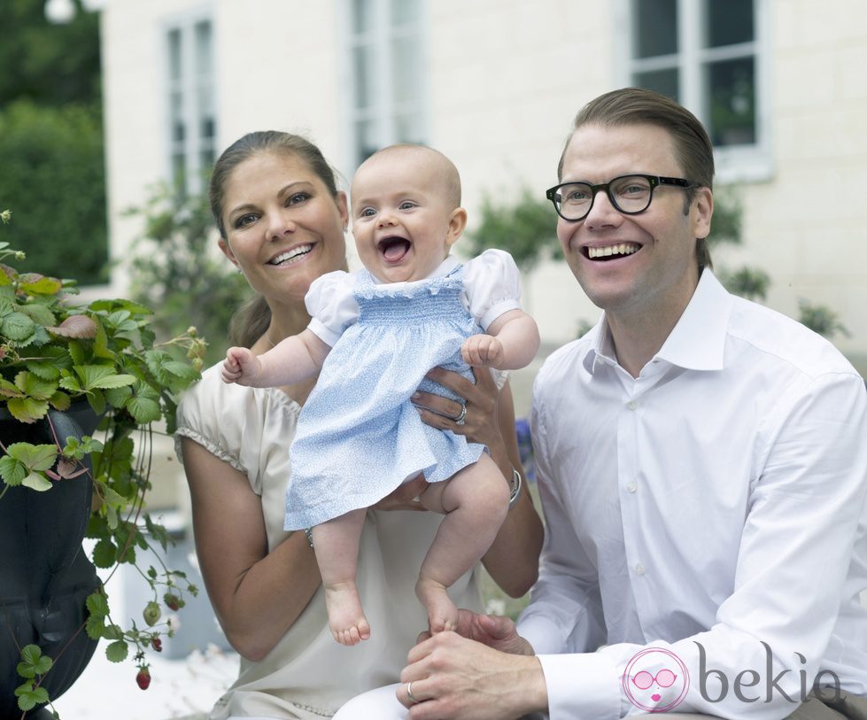 Los Príncipes Daniel y Victoria de Suecia celebran el primer santo de su hija Estela