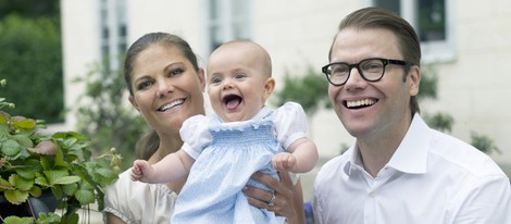 Los Príncipes Daniel y Victoria de Suecia celebran el primer santo de su hija Estela