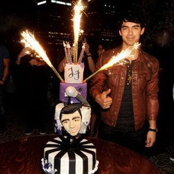 Joe Jonas con su tarta de cumpleaños en el 2012