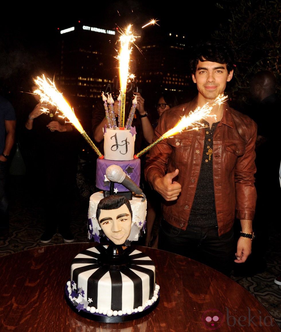 Joe Jonas con su tarta de cumpleaños en el 2012