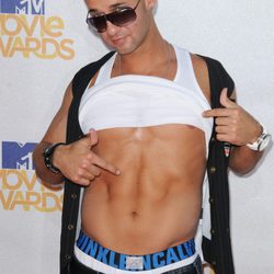 Mike 'The Situation' presume de torso desnudo