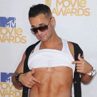 Mike 'The Situation' presume de torso desnudo