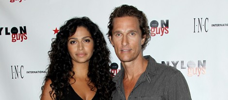 Camila Alves y Matthew McConaughey en una fiesta celebrada en Santa Mónica