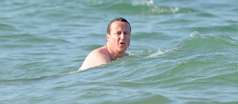 David Cameron dándose un chapuzón en las playas de Mallorca