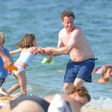 David Cameron jugando con sus hijos en la arena durante sus vacaciones en Mallorca