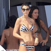 Mar Flores disfruta de una fiesta en alta mar durante sus vacaciones en Ibiza