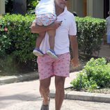 Luis Alfonso de Borbón con su hijo en brazos durante sus vacaciones en Marbella