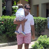 Luis Alfonso de Borbón con su hijo en brazos durante sus vacaciones en Marbella