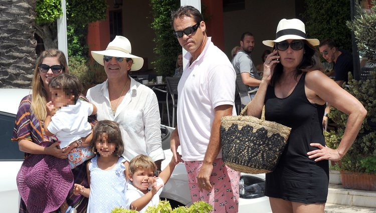 Margarita Vargas, Luis Alfonso de Borbón y Carmen Martínez Bordiú en Marbella