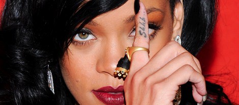 Rihanna muestra su tatuaje en un evento de Time Magazine 