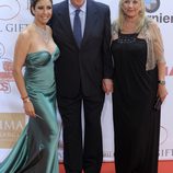 María Bravo con Vicente del Bosque y su mujer en la Global Gift Gala de Marbella