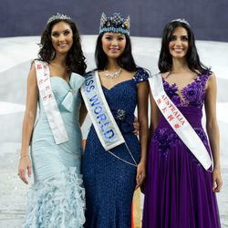 La Miss Mundo 2012 Wen Xiaoyu junto a Sophie Moulds y Jessica Kahawaty