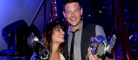 Lea Michele y Cory Monteith posan con su premio Do Something 2012