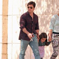 David Bustamante y Paula Echevarría paseando con su hija Daniella