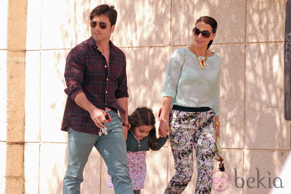 David Bustamante y Paula Echevarría paseando con su hija Daniella