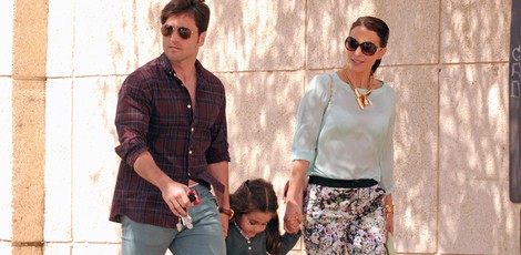 David Bustamante y Paula Echevarría paseando con su hija Daniella