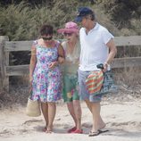 Los Duques de Alba a su llegada a una playa de Ibiza