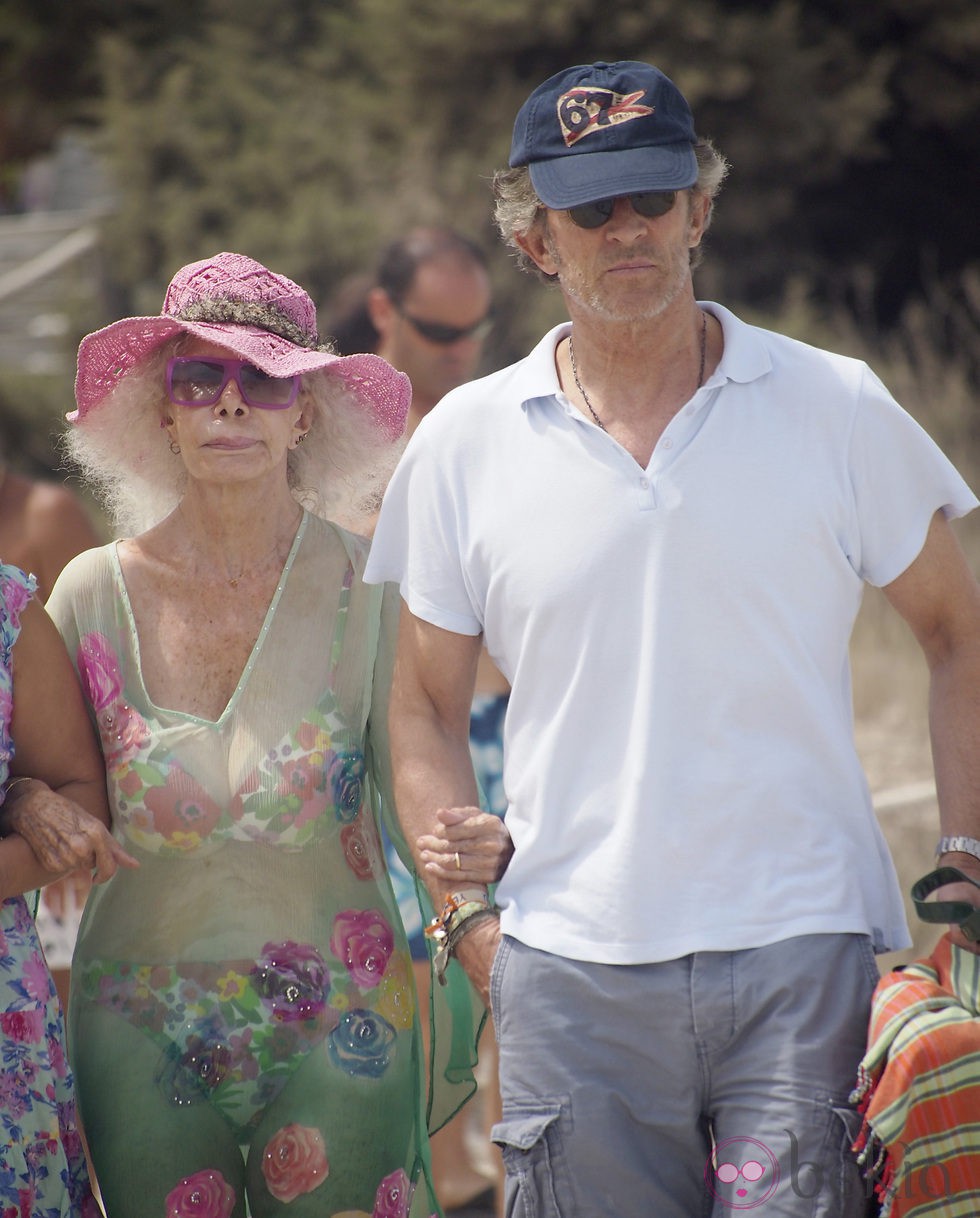 Cayetana de Alba y Alfonso Díez llegan a la playa en su primer verano de casados en Ibiza