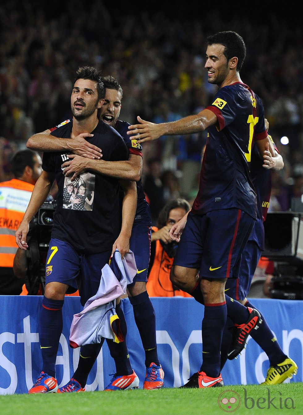 Jordi Alba y Sergio Busquets con David Villa su gol contra la Real Sociedad