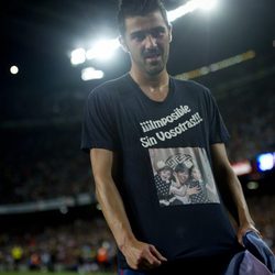 David Villa celebra su gol con una camiseta de su mujer y sus hijas