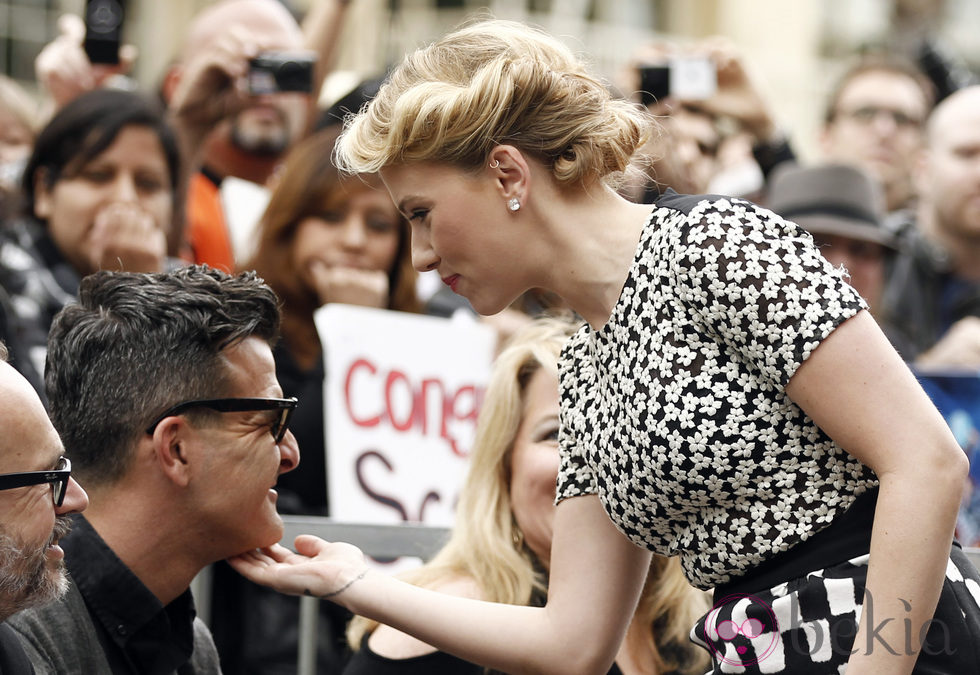 Scarlett Johansson celebra su estrella en el Paseo de la Fama con Nate Naylor