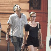 Scarlett Johansson y Nate Naylor se divierten durante una escapada a París