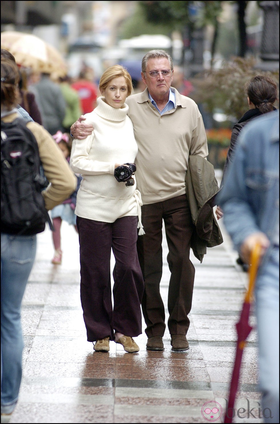 Carlos Larrañaga paseando con Ana Escribano, que presume de embarazo