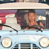 Kate Moss conduce su propio coche durante sus vacaciones en Saint Tropez