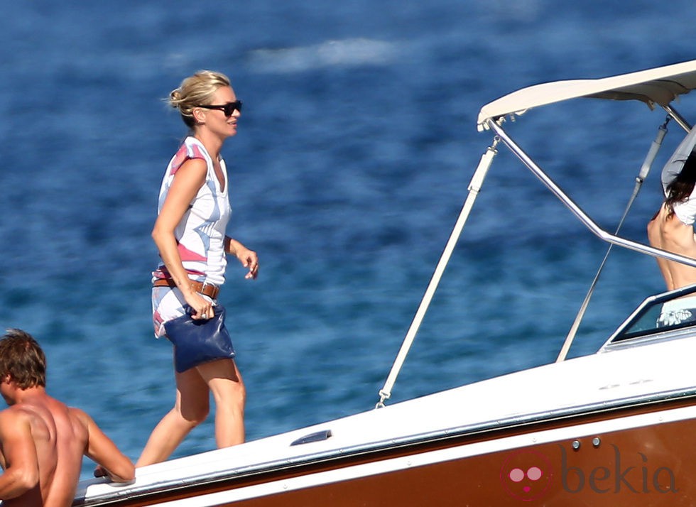 Kate Moss a bordo de un yate durante sus vacaciones en Saint Tropez