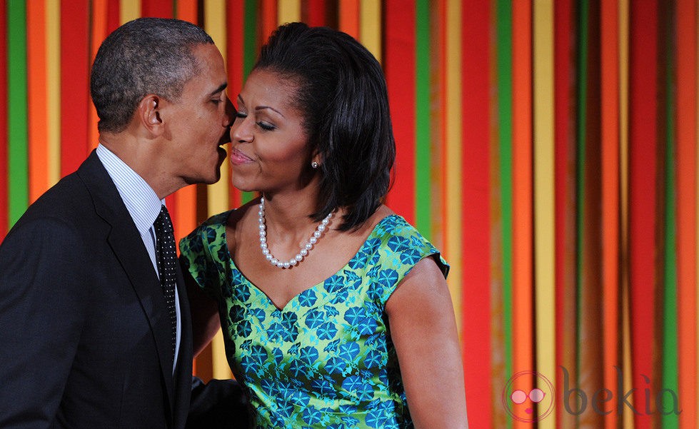 Barack Obama besa a Michelle Obama en la cena con los niños en la Casa Blanca