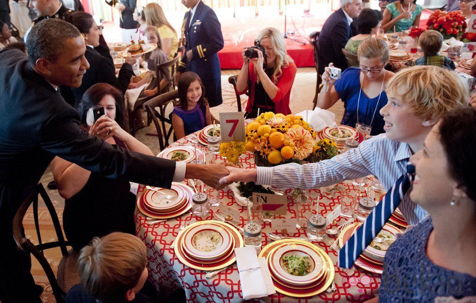 Barack Obama saluda a los niños invitados en la cena en la Casa Blanca