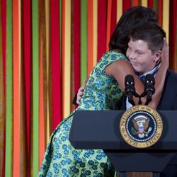 Michelle Obama abraza a Marshall Reid en la cena que ofreció a niños en la Casa Blanca