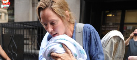 Uma Thurman pasea por Nueva York con su tercera hija en brazos