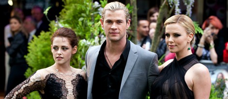 Kristen Stewart, Charlize Theron y Chris Hemsworth en Londres