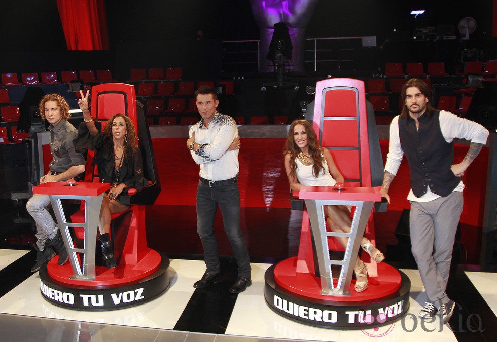 Presentador y 'coaches' de 'La Voz' posan en las emblemáticas sillas del nuevo programa de Telecinco