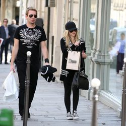 Avril Lavigne y Chad Kroeger paseando por París