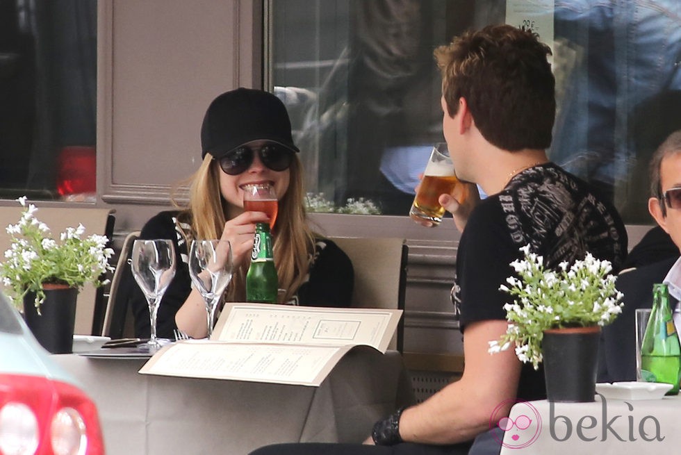 Avril Lavigne y Chad Kroeger disfrutan de una agradable comida en París