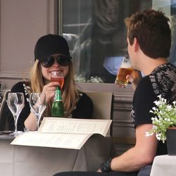 Avril Lavigne y Chad Kroeger disfrutan de una agradable comida en París