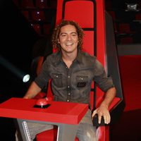 David Bisbal en su silla de 'coach' durante la presentación de 'La Voz', el nuevo programa de Telecinco