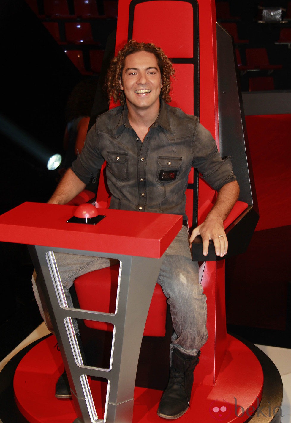 David Bisbal en su silla de 'coach' durante la presentación de 'La Voz', el nuevo programa de Telecinco