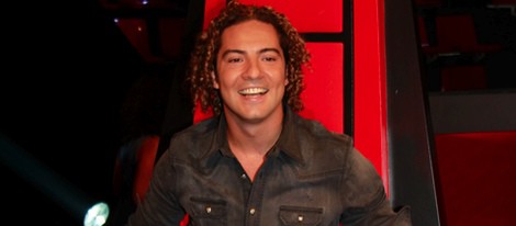 David Bisbal en su silla de 'coach' durante la presentación de 'La Voz', el nuevo programa de Telecinco