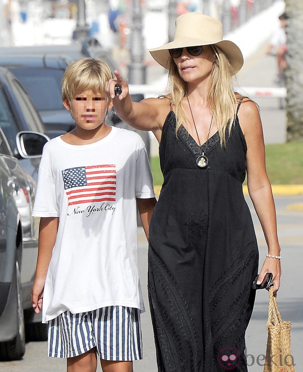 Patricia Rato y su hijo Juan Ruiz de vacaciones en Sotogrande